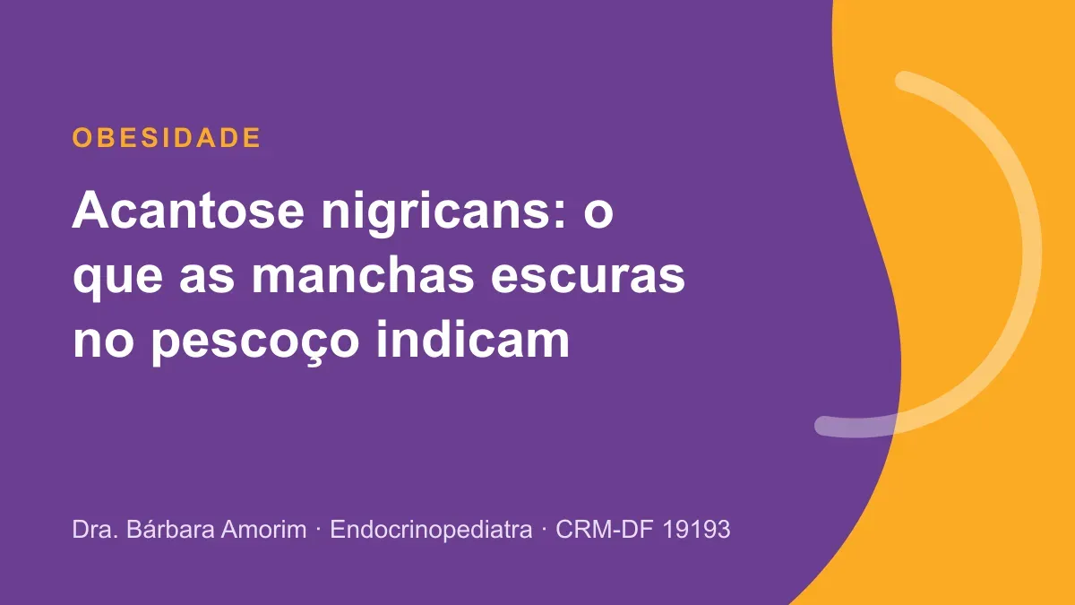 Pediatra examinando a nuca de uma menina para avaliar acantose nigricans em crianças