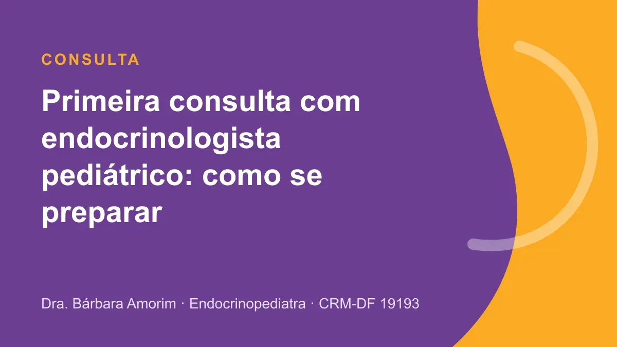Mãe e filho conversando com a médica na primeira consulta com endocrinologista pediátrico