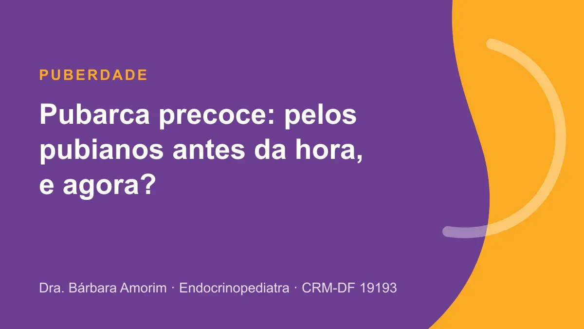 Mãe conversando com a médica sobre pubarca precoce da filha em consulta pediátrica