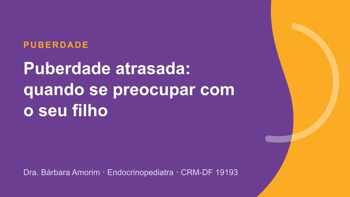 Adolescente sendo medido em consultório para avaliação de puberdade atrasada