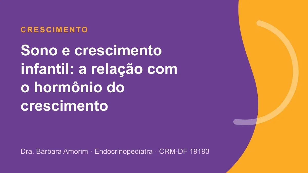 Criança dormindo em quarto escuro e silencioso, ilustrando a relação entre sono e crescimento infantil