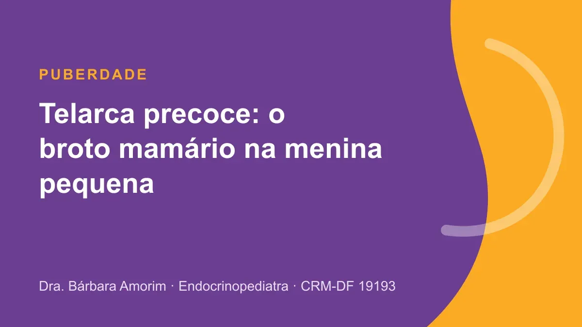 Menina pequena no colo da mãe durante consulta sobre telarca precoce