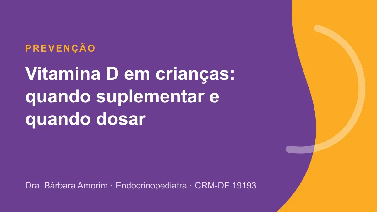 Frasco de gotas de vitamina D em crianças ao lado de uma mamadeira e de um chapéu de sol infantil